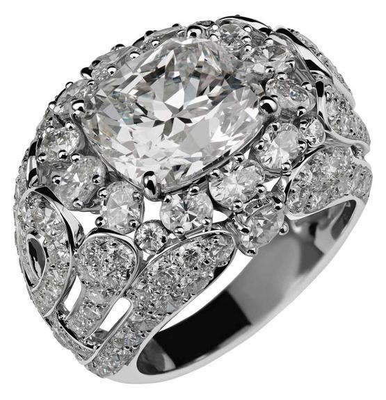 Diamantes: Anel de ouro branco com diamante central de cinco quilates e brilhantes FABERGÉ [faberge.com]