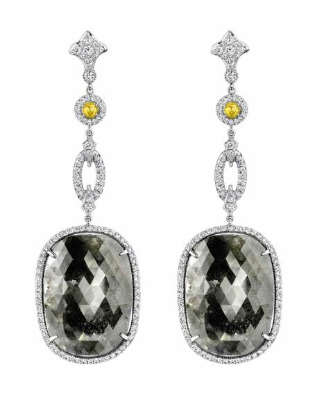 Pedras Escuras: Brincos de platina com diamantes cinza, amarelo e branco NEIL LANE [neillanejewelry.com]