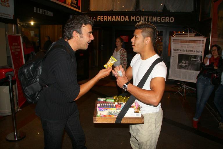 Alexandre Borges cumprimenta vendedor de doces após se apresentar na peça 'Eu Te Amo', no Rio de Janeiro