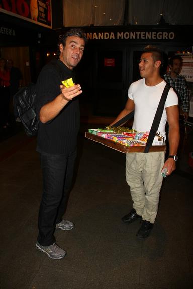 Alexandre Borges cumprimenta vendedor de doces após se apresentar na peça 'Eu Te Amo', no Rio de Janeiro