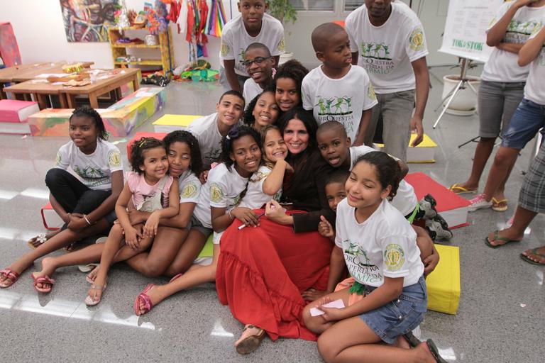 Malu Mader lê para crianças no Rio