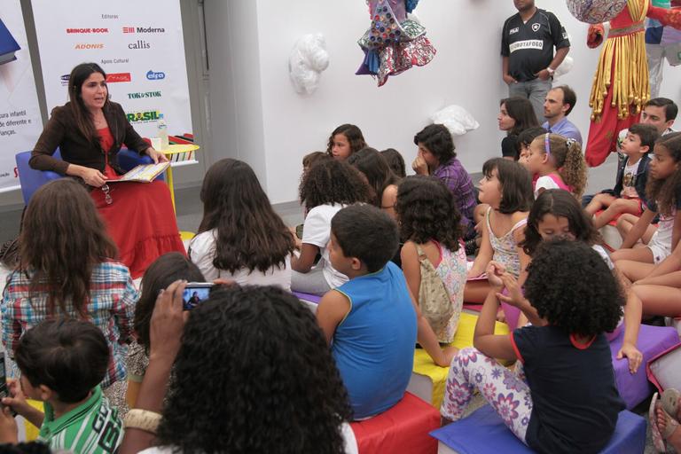 Malu Mader lê para crianças no Rio
