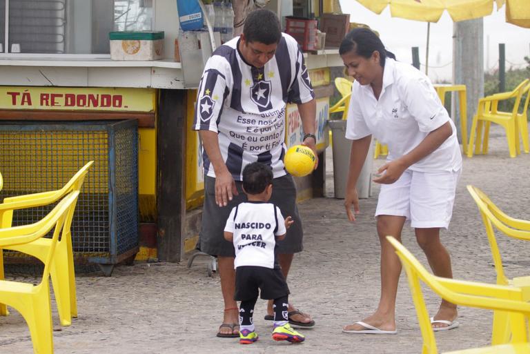 Zeca Pagodinho brinca com neto na Barra da Tijuca, no Rio de Janeiro