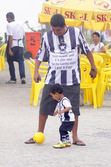 Zeca Pagodinho brinca com neto na Barra da Tijuca, no Rio de Janeiro