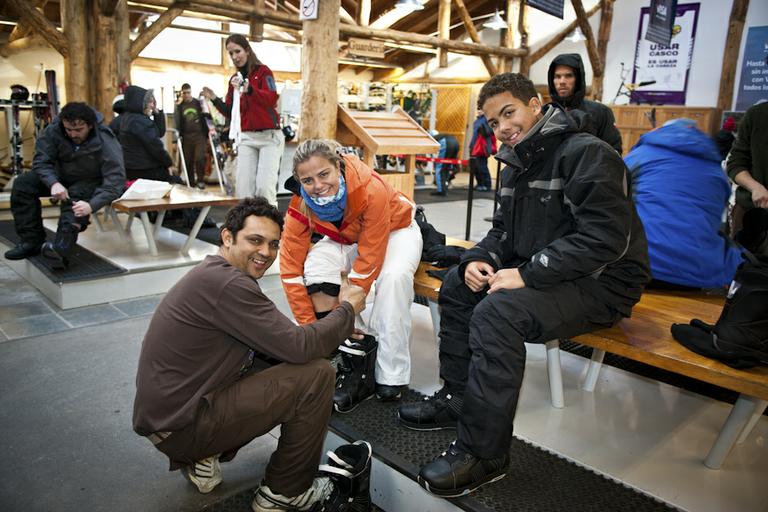 Milene Domingues e Ronald experimentam botas de esqui em Ushuaia, na Argentina