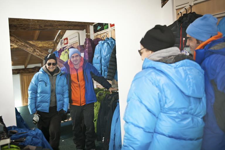 Betty Lago e o filho Bernardo em loja de roupas de esqui em Ushuaia, na Argentina