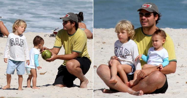 Thiago Lacerda hidrata os filhos Cora e Gael com água de coco na praia