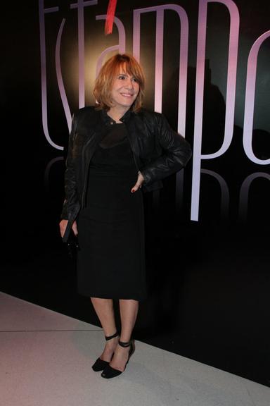 Renata Sorrah de vestido preto sob uma jaqueta da mesma cor