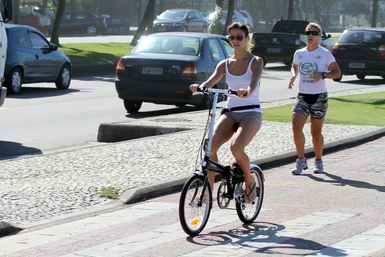 Atriz Fernanda de Freitas se exercita no Rio de Janeiro