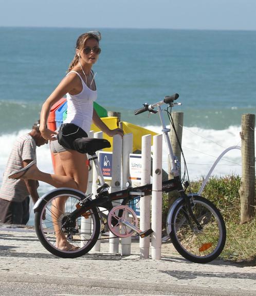 Atriz Fernanda de Freitas se exercita no Rio de Janeiro
