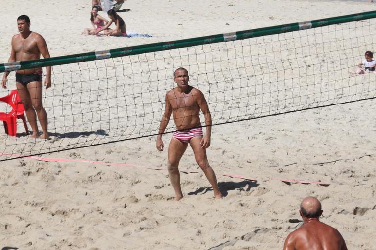 Ator Eri Johnson joga futvôlei no Rio de Janeiro