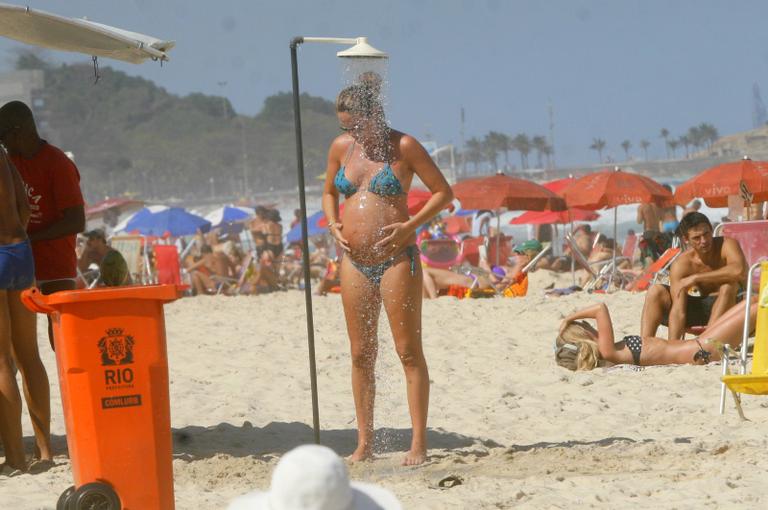 Perto de ter filho, Letícia Birkheuer pega praia no Rio de Janeiro