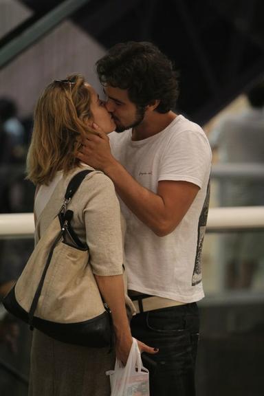 Bruno Ferrari e Paloma Duarte se beijam