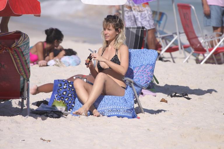 Juliana Didone curte praia na Barra da Tijuca