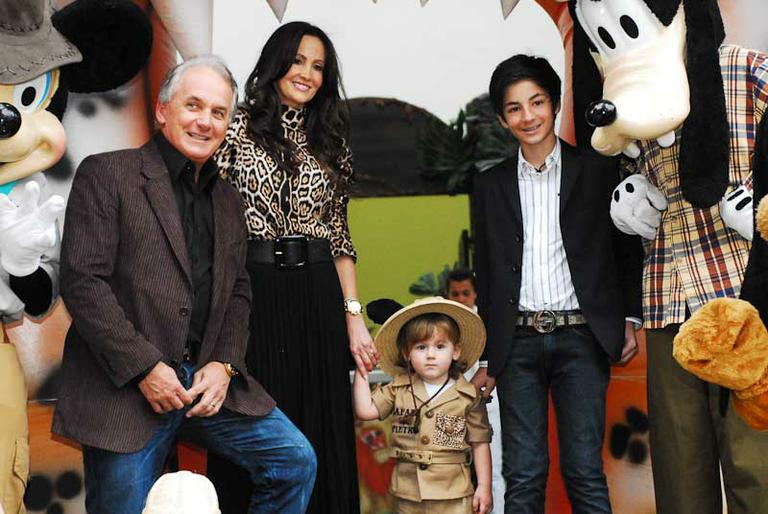 Otávio Mesquita com a família na festa temática do pequeno Pietro