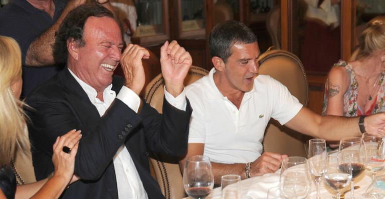 Antonio Banderas e Julio Iglesias em jantar 