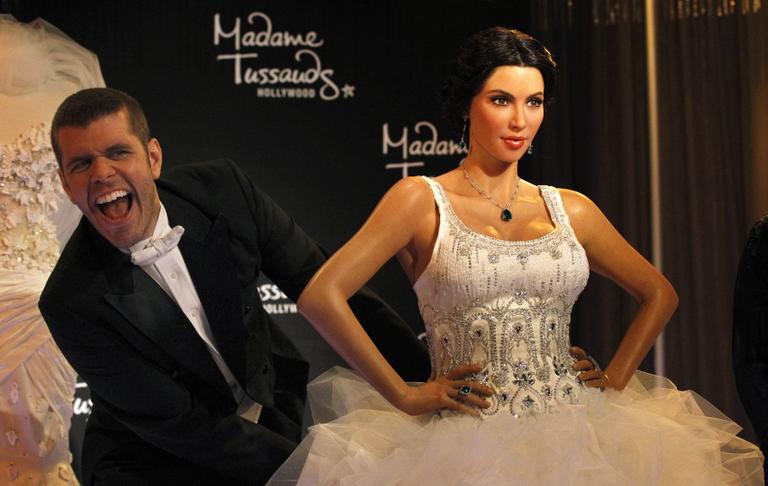 Blogueiro Perez Hilton apresenta a boneca de cera da atriz e socialite Kim Kardashian em Hollywood, Califórnia