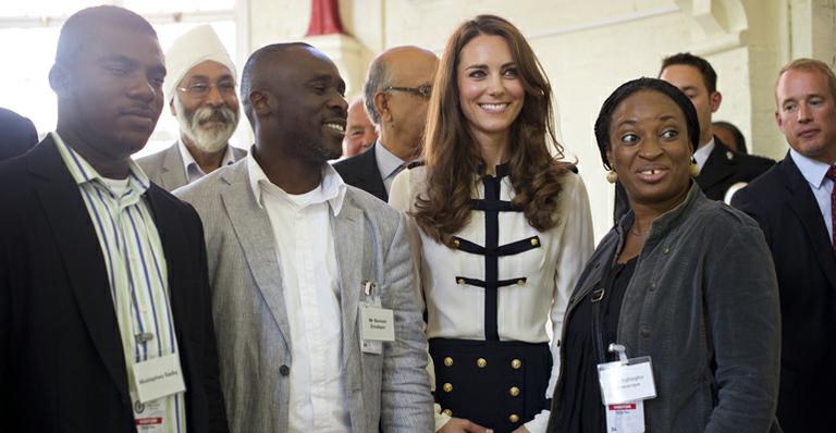 Príncipe Harry e Duquesa Catherine visitam centro comunitário de Birmingham
