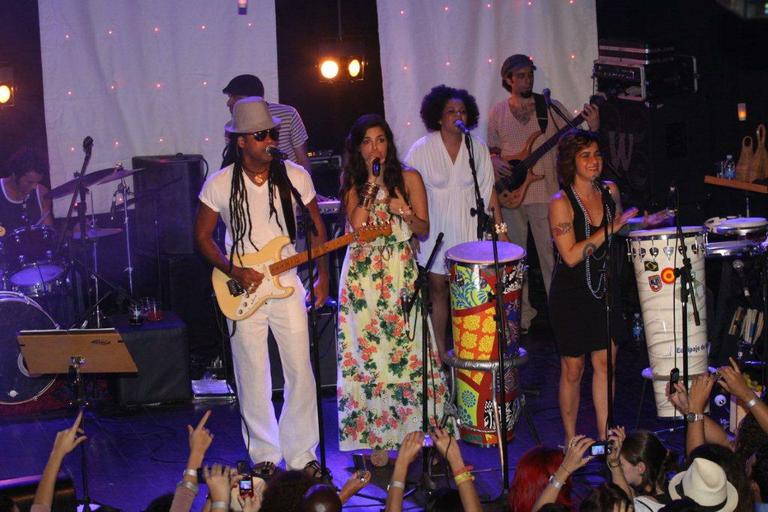 Carlinhos Brown canta com a banda Moinho