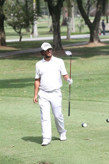 Rodrigo Lombardi joga golfe com os amigos no Rio de Janeiro