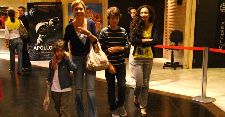 Adriana Esteves com os filhos Vicente, Agnes - filha de seu marido, Vladimir Brichta - e Felipe, da relação com Marco Ricca