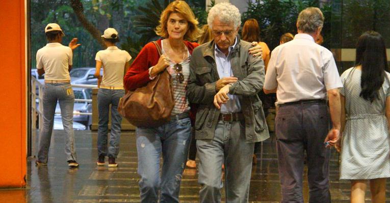 Mônica Torres e o amado, o psicanalista e escritor Contardo Calligaris em shopping