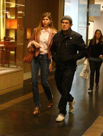 Sérgio Mallandro passeia com a namorada em shopping carioca
