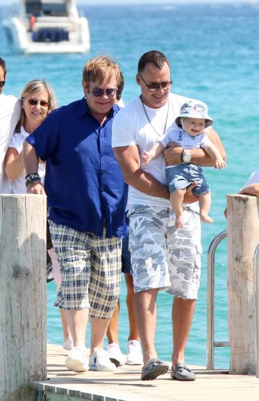 Elton John, David Furnish e o pequeno Zachary