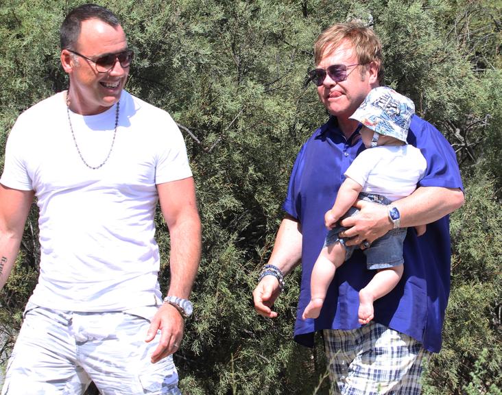 Elton John, David Furnish e o pequeno Zachary
