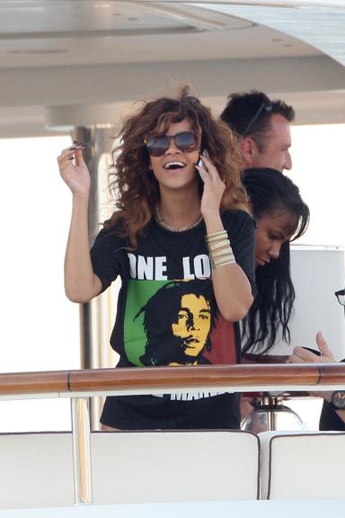 Rihanna se diverte com amigos em Saint-Tropez, na França