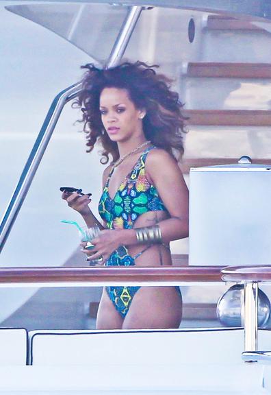 Rihanna se diverte com amigos em Saint-Tropez, na França