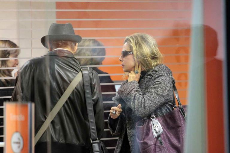 Bruna Lombardi e Carlos Alberto Riccelli no aeroporto de Congonhas, em São Paulo