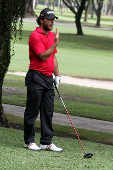 Rodrigo Lombardi joga golfe no Rio de Janeiro