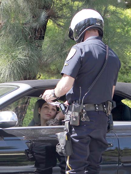 Vanessa Hudgens leva multa de trânsito em Los Angeles
