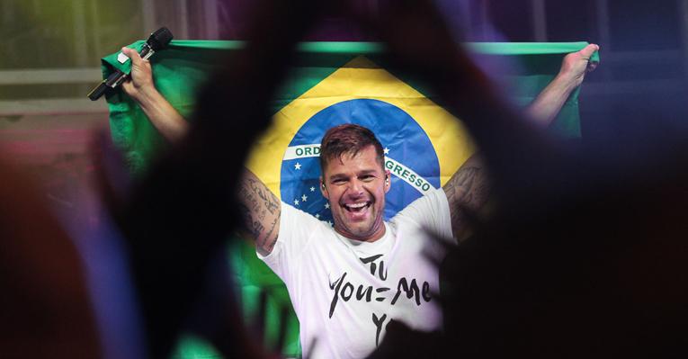 Ricky Martin com a bandeira do Brasil no primeiro show no País durante a turnê 'Musica + Alma + Sexo', em São Paulo