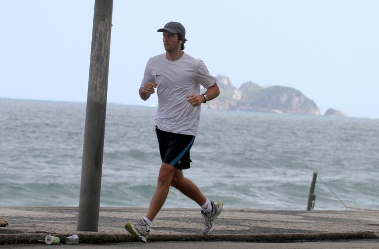 Vladimir Brichta corre em São Conrado, no Rio de Janeiro
