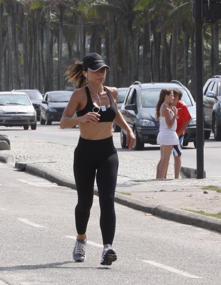 Carla Marins corre na Barra da Tijuca, no Rio de Janeiro