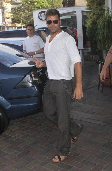 Ricky Martin deixa churrascaria na Barra da Tijuca, Rio