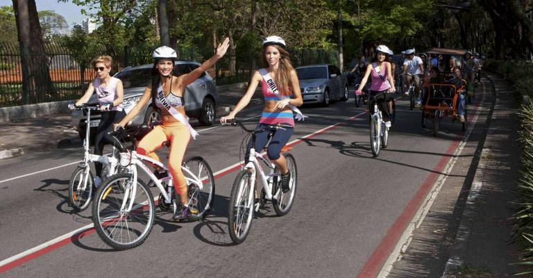 Beldades do Miss Universo passeiam de bicicleta em SP