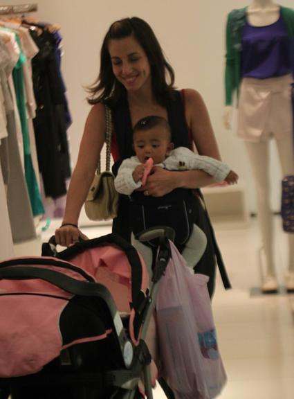 Tânia Khalill passeia com a filha Laura, de seis meses