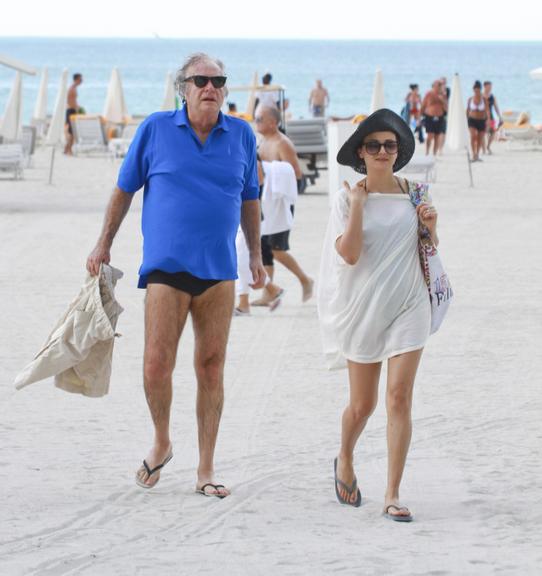 Arnaldo Jabor e Suzana Villas Boas curtem praia em Miami