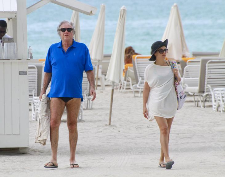 Arnaldo Jabor e Suzana Villas Boas curtem praia em Miami