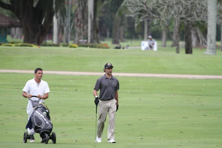 Humberto Martins e Marcos Pasquim jogam golfe no Rio de Janeiro