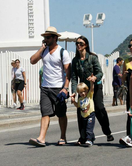 Carlos Bonow curte praia com família 