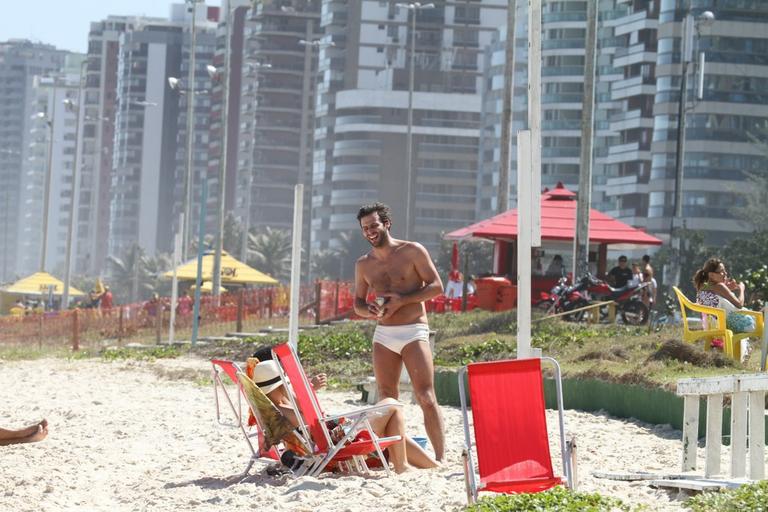 Henri Castelli vai à praia no Rio de Janeiro