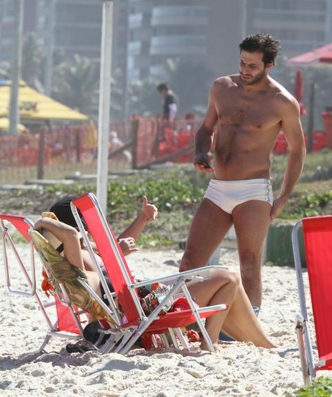Henri Castelli vai à praia no Rio de Janeiro
