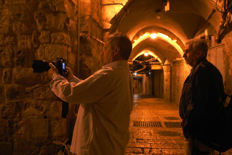 Jayme Monjardim grava nas ruas da Cidade Velha de Jerusalém