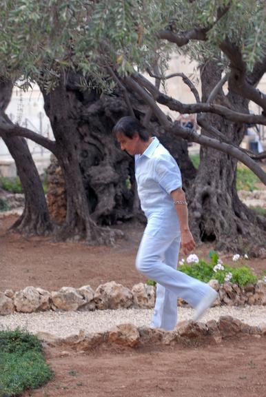Roberto Carlos caminha no Monte das Oliveiras, em Jerusalém