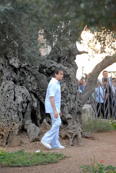 Roberto Carlos caminha no Monte das Oliveiras, em Jerusalém