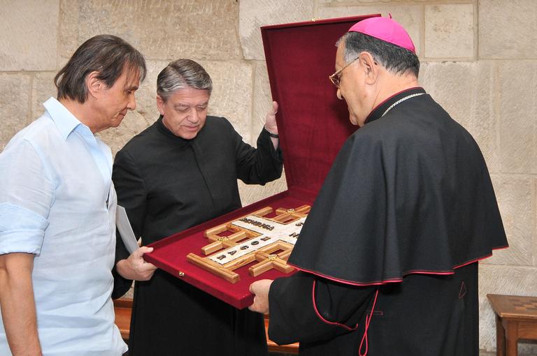 Roberto Carlos recebe medalha da Igreja Católica em Jerusalém